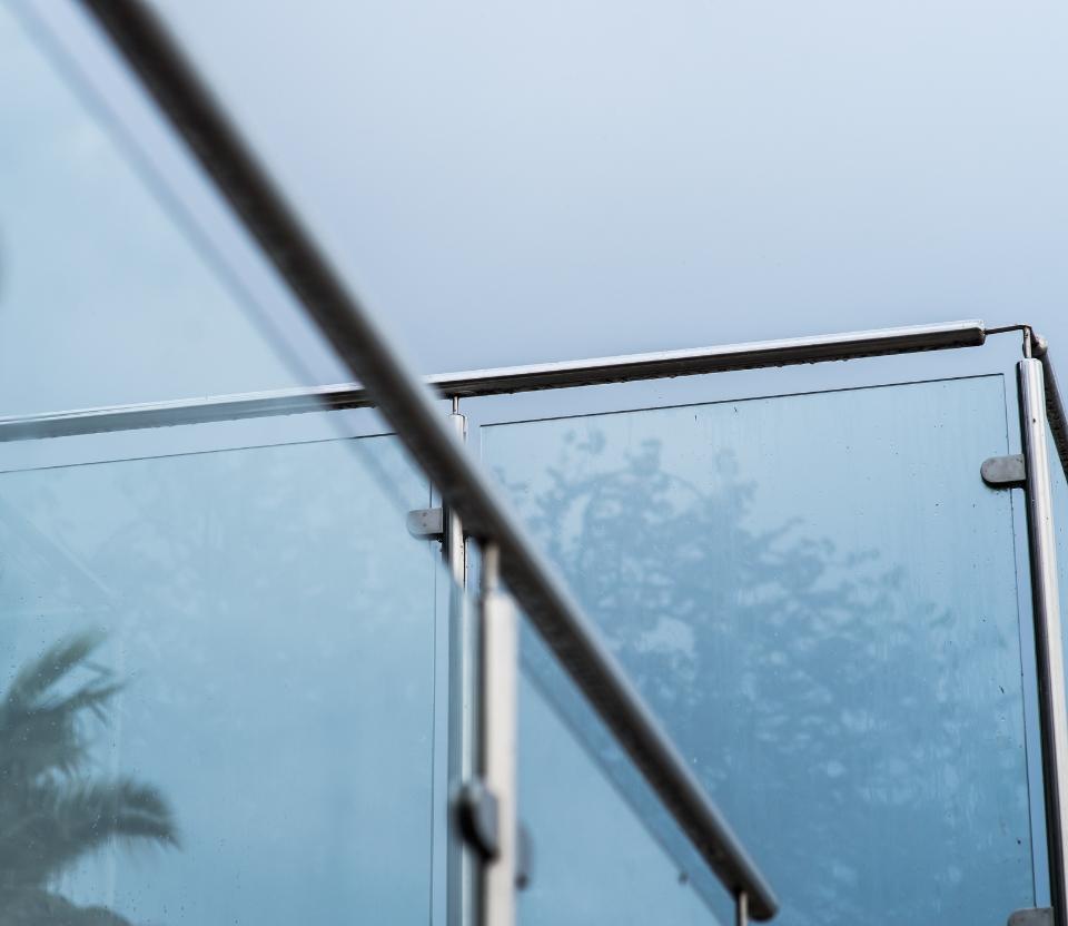 Metalowe barierki ze szklaną balustradą